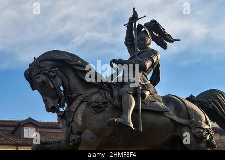 Particolare della statua equestre di Emmanuel Philibert di Savoia contro il cielo blu in Piazza San Carlo nel centro storico di Torino, Piemonte Foto Stock