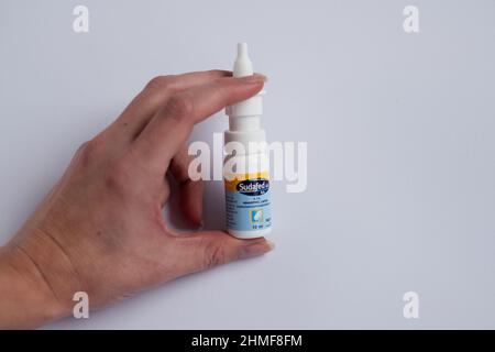 Tallinn, Estonia - 02.08.2022: Spray nasale al cloridrato di xylometazolina Sudafed di McNeil Healthcare per liberare il naso e le cavità ostruite a causa del freddo, Foto Stock