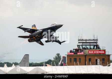 General Dynamics F-16 Fighting Falcon Jet decollo da RAF Fairford dopo il Royal International Air Tattoo Airshow, passando la torre di controllo bassa Foto Stock