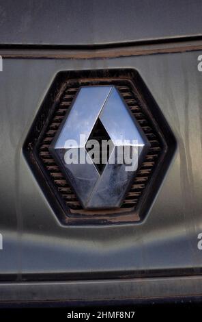 Logo della vettura Renault su pannello frontale sporco, vista dettagliata, rottami, deposito scarti, riciclaggio metalli, riutilizzo di rottami metallici, riciclaggio di metalli, sostenibilità Foto Stock