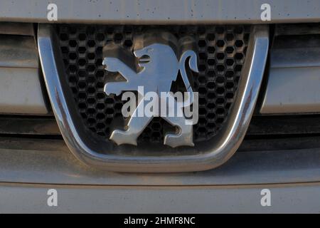 Logo Peugeot, emblema Peugeot di fronte alla calandra, dettaglio, rottami, deposito rottami, riciclaggio metalli, riciclaggio di rottami metallici, metallici Foto Stock