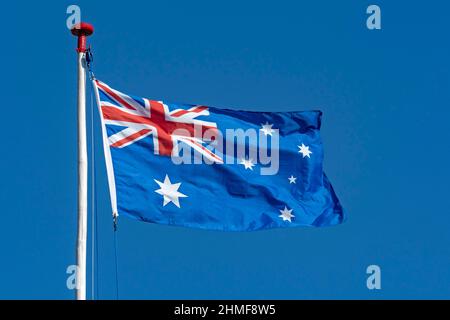 Bandiera australiana contro un cielo blu, Australia Foto Stock