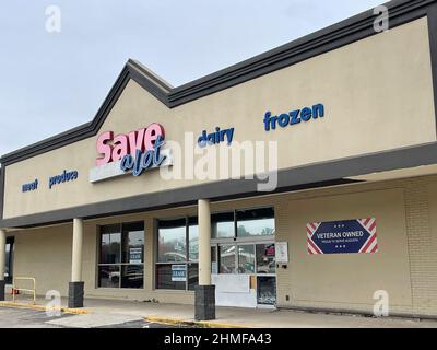 Augusta, GA USA - 12 09 21: Un negozio di alimentari urbano chiuso Salva molto Foto Stock
