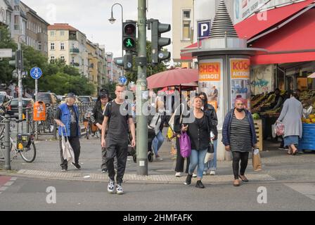 Passers-by, scena di strada a Corona Times in Neukoelln, Karl-Marx-Strasse, Neukoelln, Berlino, Germania Foto Stock