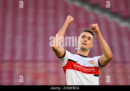 SASA Kalajdzic, VfB Stuttgart, con maglia speciale TUTTI CONTANO, INDIPENDENTEMENTE DAL LUOGO, contro l'esclusione, Mercedes-Benz Arena, Stoccarda Foto Stock