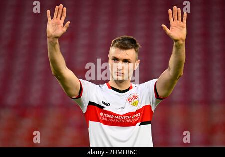 SASA Kalajdzic, VfB Stuttgart, con maglia speciale TUTTI CONTANO, INDIPENDENTEMENTE DAL LUOGO, contro l'esclusione, Mercedes-Benz Arena, Stoccarda Foto Stock