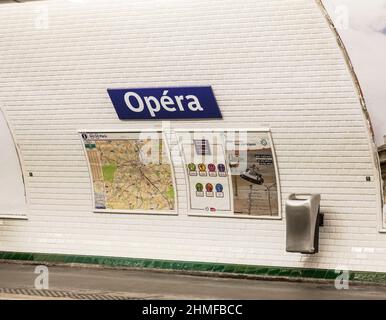 Interno della stazione della metropolitana Opéra nel centro di Parigi, Francia. Mappa di Parigi con lo stem sotterraneo, i cartelli e una fontana di acqua potabile. Metro sty Foto Stock