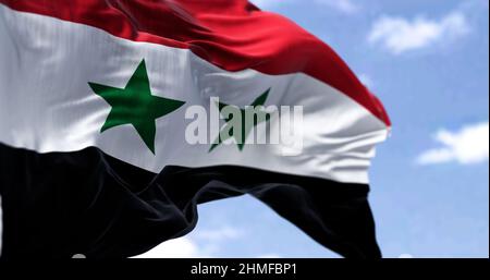 Dettaglio della bandiera nazionale della Siria che sventola nel vento in una giornata limpida. Democrazia e politica. Patriottismo. Messa a fuoco selettiva. Paese dell'Asia occidentale. Foto Stock