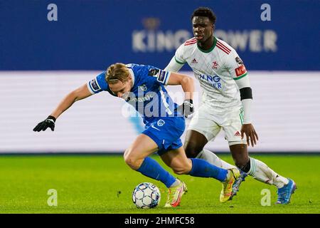 LEUVEN, BELGIO - FEBBRAIO 9: Kristian Thorstvedt di KRC Genk batte per la palla con Mandela Keita di OH Leuven durante la partita della Jupiler Pro League tra OH Leuven e KRC Genk al King Power allo stadio Den Dreef il 9 febbraio 2022 a Leuven, Belgio (Foto di Jeroen Meuwsen/Orange Pictures) Foto Stock