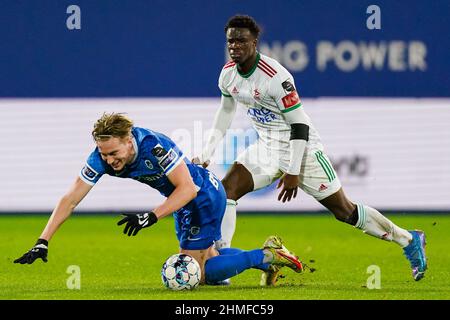 LEUVEN, BELGIO - FEBBRAIO 9: Kristian Thorstvedt di KRC Genk batte per la palla con Mandela Keita di OH Leuven durante la partita della Jupiler Pro League tra OH Leuven e KRC Genk al King Power allo stadio Den Dreef il 9 febbraio 2022 a Leuven, Belgio (Foto di Jeroen Meuwsen/Orange Pictures) Foto Stock