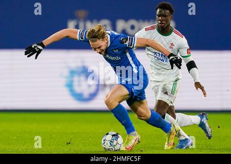 LEUVEN, BELGIO - FEBBRAIO 9: Kristian Thorstvedt di KRC Genk batte per la palla con Mandela Keita di OH Leuven durante la partita della Jupiler Pro League tra OH Leuven e KRC Genk al King Power allo stadio Den Dreef il 9 febbraio 2022 a Leuven, Belgio (Foto di Jeroen Meuwsen/Orange Pictures) Foto Stock