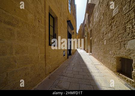 Una delle strette vie medievali di Mdina Foto Stock