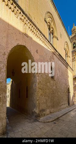 Antica arcata gotica medievale a Mdina in Malta Foto Stock