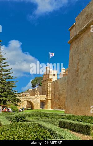 La maestosa porta Mdina vista dal fosso Foto Stock