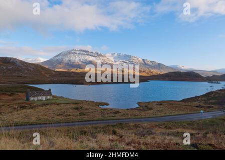 Casetta abbandonata accanto a Loch Stack, Sutherland Foto Stock