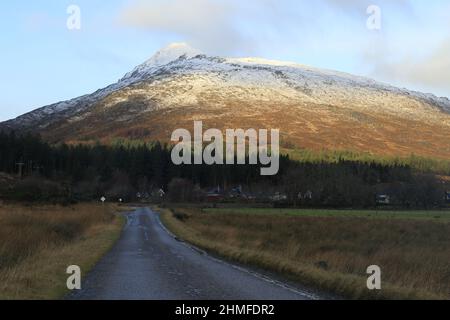 A838 strada vicino Achfary con ben Stack dietro, Sutherland Foto Stock