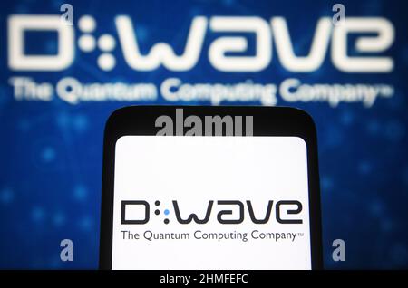 In questa illustrazione della foto, il logo D-Wave Systems Inc. Di una società canadese di elaborazione quantistica è visualizzato sullo schermo di uno smartphone. Foto Stock