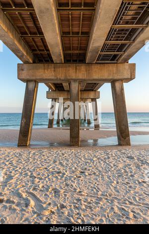 Passerella a Gulf Shores, Orange Beach, Alabama. Vista dal basso e con una calda luce di giorno presto o tardi. Foto Stock