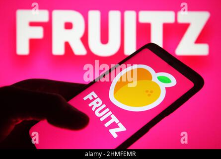 Ucraina. 09th Feb 2022. In questa foto, il logo Fruitz viene visualizzato sullo schermo di uno smartphone e di un computer. (Foto di Pavlo Gonchar/SOPA Images/Sipa USA) Credit: Sipa USA/Alamy Live News Foto Stock