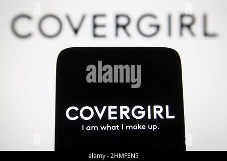 Ucraina. 09th Feb 2022. In questa foto, il logo Covergirl viene visualizzato sullo schermo di uno smartphone e di un computer. (Foto di Pavlo Gonchar/SOPA Images/Sipa USA) Credit: Sipa USA/Alamy Live News Foto Stock