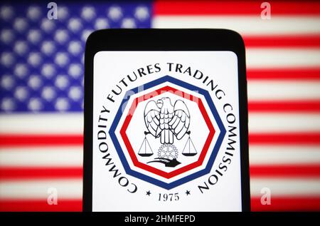 Ucraina. 9th Feb 2022. In questa illustrazione della foto, il logo Commodity Futures Trading Commission (CFTC) viene visualizzato sullo schermo di uno smartphone e la bandiera degli Stati Uniti sullo sfondo. (Credit Image: © Pavlo Gonchar/SOPA Images via ZUMA Press Wire) Foto Stock