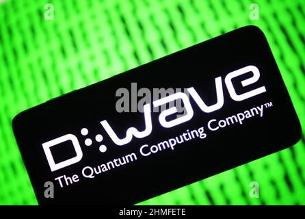 Ucraina. 9th Feb 2022. In questa illustrazione della foto, il logo D-Wave Systems Inc. Di una società canadese di elaborazione quantistica è visualizzato sullo schermo di uno smartphone. (Credit Image: © Pavlo Gonchar/SOPA Images via ZUMA Press Wire) Foto Stock