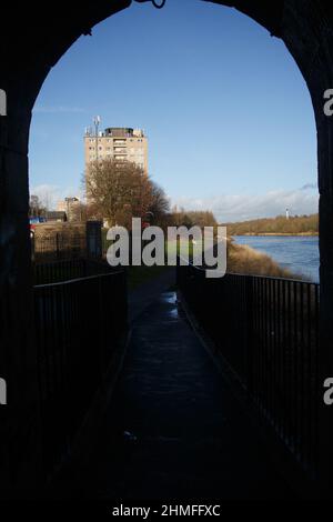 Mainway, Lancaster, Regno Unito. 9th Feb 2022. L'acquisizione del vuoto Skerton High Scool, adiacente alla tenuta Mainway, è considerata un elemento chiave del risviluppo della tenuta 1960. Il gabinetto del consiglio comunale ha anche approvato la fase accelerata 1 che vedrà la modernizzazione delle case di Lune e Derby appartamenti Bridge House Credit: PN News/Alamy Live News Foto Stock