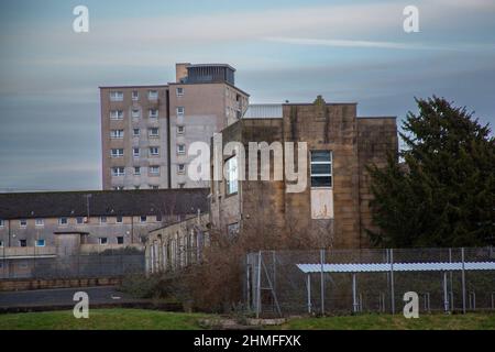 Mainway, Lancaster, Regno Unito. 9th Feb 2022. L'acquisizione del vuoto Skerton High Scool, adiacente alla tenuta Mainway, è considerata un elemento chiave del risviluppo della tenuta 1960. Il gabinetto del comune ha anche approvato la fase accelerata 1 che vedrà la modernizzazione della Lune e Derby Houses Flats School di fronte a piani bassi e alti dal 1960s Credit: PN News/Alamy Live News Foto Stock
