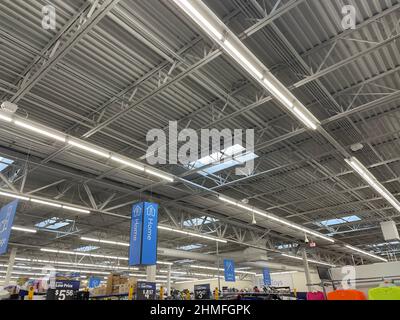 Augusta, GA USA - 01 02 22: Luci da soffitto per interni Walmart Supercenter Foto Stock