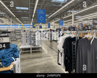 Augusta, GA USA - 01 02 22: Walmart Supercenter Area abbigliamento interno Foto Stock