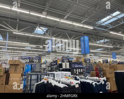 Augusta, GA USA - 01 02 22: Walmart Supercenter decorazione interna del soffitto Foto Stock