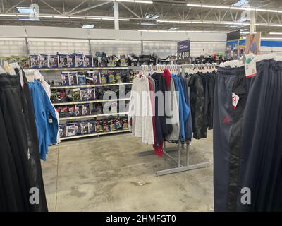 Augusta, GA USA - 01 02 22: Walmart Supercenter Rentini interni di vestiti Foto Stock