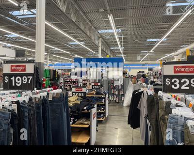 Augusta, GA USA - 01 02 22: Reparto abbigliamento interno Walmart Supercenter Foto Stock
