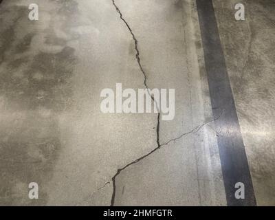 Augusta, GA USA - 01 02 22: Walmart Supercenter pavimenti interni incrinati Foto Stock