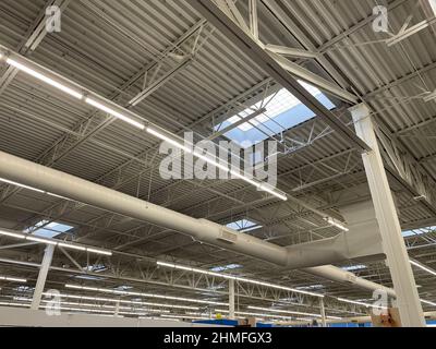 Augusta, GA USA - 01 02 22: Walmart Supercenter Vista interna del soffitto Foto Stock
