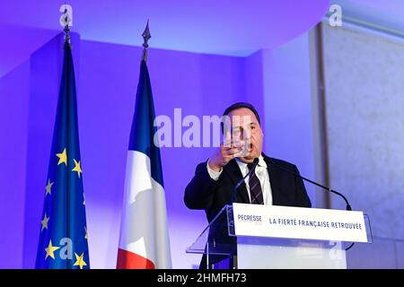 Parigi, Francia. 09th Feb 2021. Membro francese del parlamento e Presidente dell'Unione centristica dei Democratici e dei deputati indipendenti (UDI) Jean-Christophe Lagarde ha tenuto un discorso durante la riunione dei comitati di sostegno del partito Les Republicains (LR), alla Maison de la Chimie, a Parigi, il 9 febbraio 2022. Foto di Victor Joly/ABACAPRESS.COM Credit: Victor Joly/Alamy Live News Foto Stock