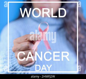 Donna con nastro in mano, mese della consapevolezza del cancro cervicale. Testo con la leggenda: 'Giornata mondiale del cancro'. Foto Stock