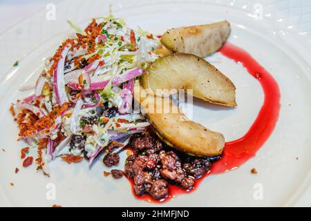 Washington DC, 15th Avenue NW, Georgia Brown's, ristorante interno soul food cucina del sud, piatto grigliato insalata di pere presentazione Foto Stock