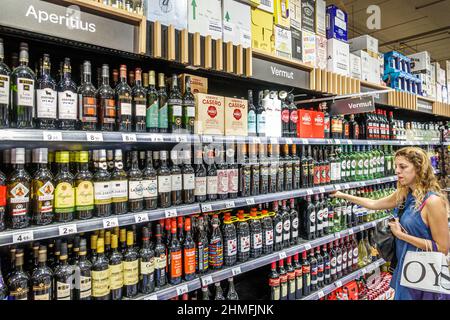Barcellona Spagna,Coblenou Avinguda Diagonal Avenue Glories,Carrefour interior,supermercato Aperitiff digestifs vermouth,bottiglie di liquore donna,shopping Foto Stock