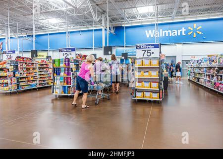 Stuart Florida, Walmart, negozio di mercato shopping shoppers, interno all'interno cassa coda linea cassa Foto Stock