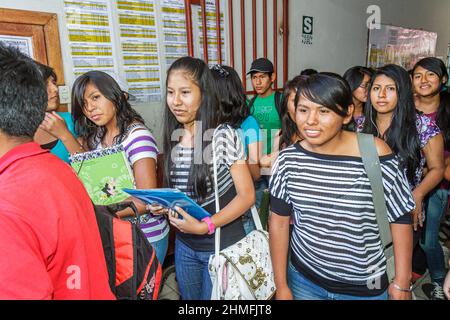 Tacna Peru,Calle Hipólito Unanue,cima Academia PreUniversitaria studenti di scuola preparatoria,ispanica ragazze teen teens teenagers campus Foto Stock