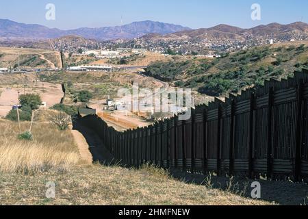 Confine recinzione che divide Arizona e sonora Messico, Nogales, Arizona Foto Stock