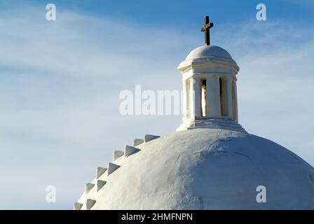 Cupola bianca della missione al Parco storico Nazionale di Tumacori, Arizona Foto Stock