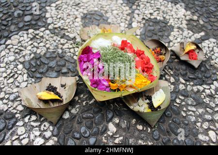 Offerte giornaliere Balinesi chiamate canang sari al Tempio Jagatnatha di Denpasar. Foto Stock