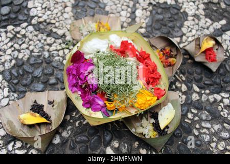 Offerte giornaliere Balinesi chiamate canang sari al Tempio Jagatnatha di Denpasar. Foto Stock