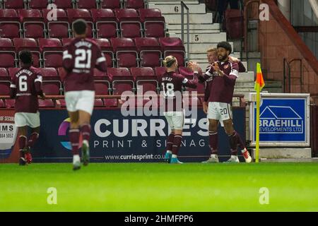 Edimburgo, Scozia, Regno Unito. 9th febbraio 2022; Tynecastle Park, Edimburgo, Scozia; campionato scozzese di calcio, Heart of Midlothian Versus Dundee; Ellis Simms of Heart of Midlothian si congratula dopo aver segnato per il 1-0 nei 21st minuti di Barrie McKay Credit: Action Plus Sports Images/Alamy Live News Foto Stock