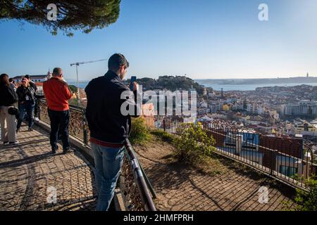 Lisbona, Portogallo. 7th Feb 2022. La gente svolge attività all'aria aperta nei dintorni del punto panoramico Nossa Senhora de Monte nel quartiere storico di Graa. I documenti ufficiali del Portogallo comprendono un totale di 2.915.971 casi confermati di COVID-19 e 20.222 decessi dall'inizio della pandemia. (Credit Image: © Jorge Castellanos/SOPA Images via ZUMA Press Wire) Foto Stock