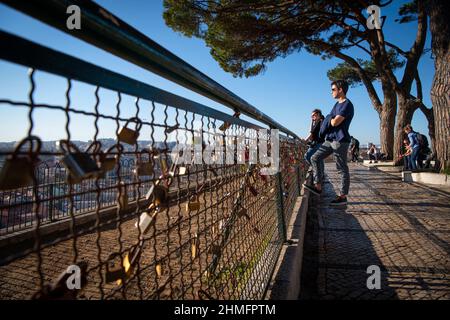 Lisbona, Portogallo. 7th Feb 2022. Una persona è vista in piedi vicino ad una delle ringhiere del punto di vista di Nossa Senhora de Monte nel quartiere storico di Grana. I documenti ufficiali del Portogallo comprendono un totale di 2.915.971 casi confermati di COVID-19 e 20.222 decessi dall'inizio della pandemia. (Credit Image: © Jorge Castellanos/SOPA Images via ZUMA Press Wire) Foto Stock