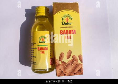 Confezione di bottiglie in olio di mandorle puro Dabur o Badam in confezione gialla isolata su sfondo bianco. Marchio indiano Badam olio Foto Stock