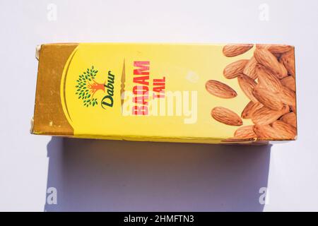 Confezione di bottiglie in olio di mandorle puro Dabur o Badam in confezione gialla isolata su sfondo bianco Foto Stock